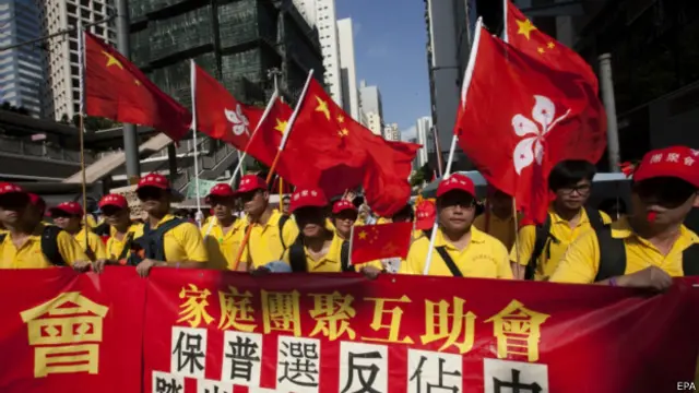 在香港「反佔中」遊行中，許多遊行人士穿著統一的衣服和帽子。