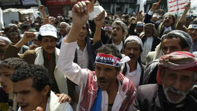 المتظاهرون طالبوا بإسقاط الحكومة وتطبيق قرارات الحوار الوطني.