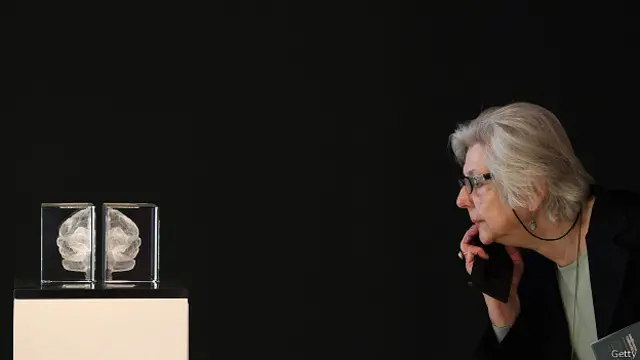 Посетитель выставки перед работой "Моя душа" Катарин Даусон