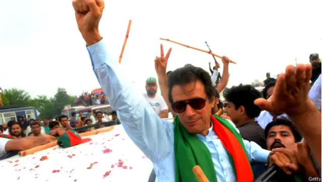 ٹی وی کی سکرین پر سیاست دانوں کے قبضے کی وجہ سے شاید فوجی آپریشن اور متاثرین کے مسائل پس منظر میں چلے گئے ہیں