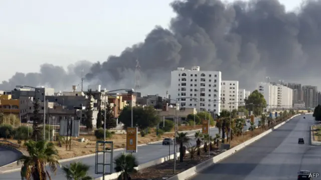 القتال بين المليشيات المختلفة مازال مستمرا للسيطرة على مطار طرابلس.