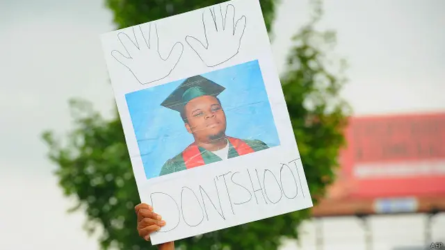 Cartel con una foto de Michael Brown