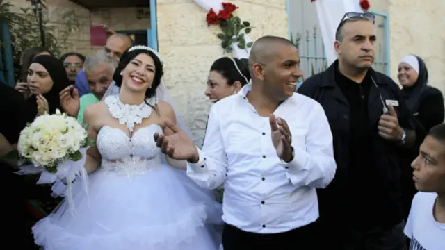 Mempelai yang berbahagia meyakini 'koeksistensi sejati.'