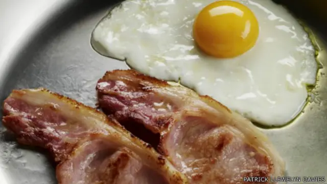 يتفق العلماء على أن تناول كميات كبيرة من اللحوم يعتبر عادة غذائية غير صحية