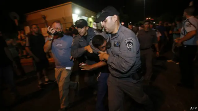 Polisi menangkap demonstran yang melanggar ketentuan jarak unjuk rasa.