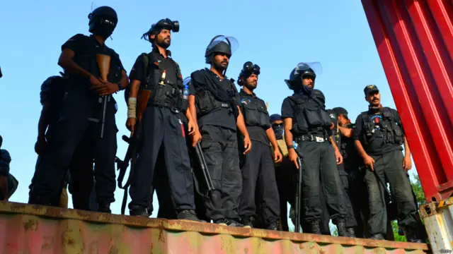 اسلام آباد میں قانون نافذ کرنے والے اداروں کے اہلکاروں کی تعداد 35 ہزار سے زائد ہو چکی ہے۔ ریڈ زون کی حفاظت کے لیے تین تہوں کا حصار قائم کیا گیا ہے۔