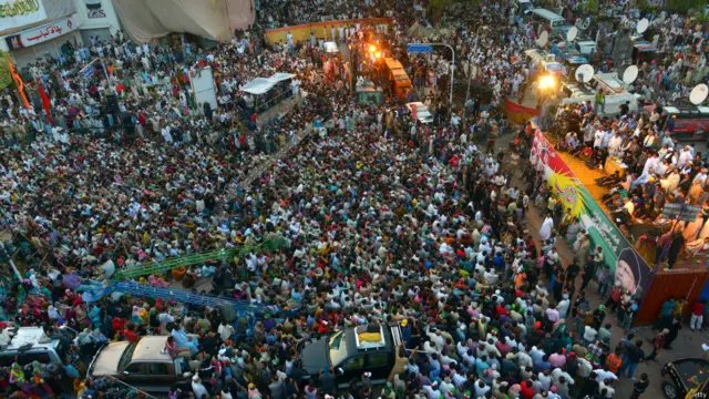 طاہر القادری اور عمران خان دونوں نے اپنے حامیوں سے اپیل کی ہے کہ وہ منگل کو اسلام آباد کا رخ کریں۔