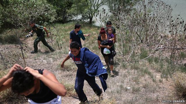 Migrantes capturados por la patrulla fronteriza en EE.UU.