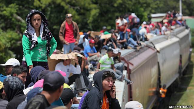 Inigrantes indocumentados a bordo de "La bestia" mientras cruzan México camino a EE.UU.