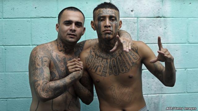 Miembros de la pandilla Calle 18 en El Salvador.
