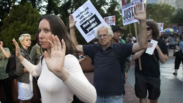 ادى مقتل براون على يد شرطي ابيض إلى تأجيج التوترات العرقية في الضاحية ذات الأغلبية السوداء