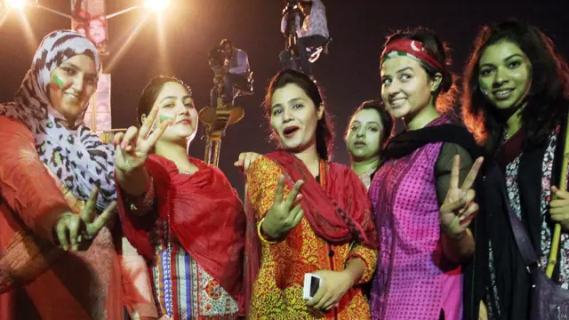 تحریکِ انصاف کے سربراہ کی جانب سے ریڈ زون میں داخلے کے اعلانات کے بعد پی ٹی آئی کے دھرنے کے شرکا کے جوش میں اضافہ دیکھنے میں آیا۔