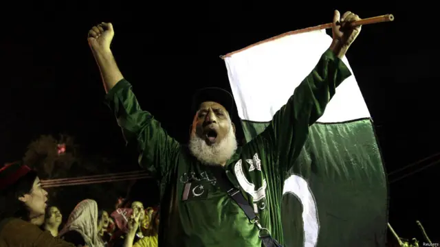 عمران خان کے آزادی مارچ میں حصہ لینے کے لیے پاکستانی کرکٹ کے جانے پہچانے شائق چاچا کرکٹ بھی اسلام آباد میں نظر آئے۔