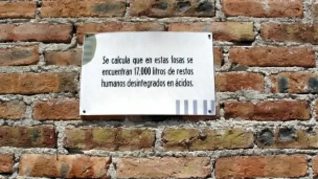 Cartel en fosa clandestina de El Pozolero en Tijuana. Foto: BBC