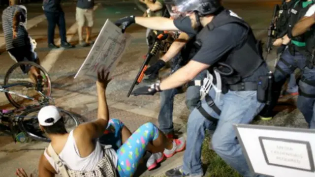 القت الشرطة القبض على عدد من الاشخاص