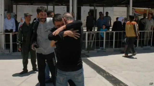 اعتقل آلاف السوريين منذ بدء الانتفاضة عام 2011.