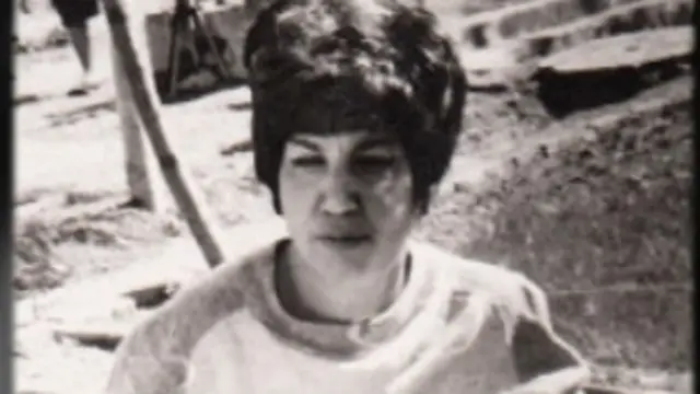 اشعار اولیه سیمین نشان از آشنایی و تسلط او به ادبیات کلاسیک ایران دارد