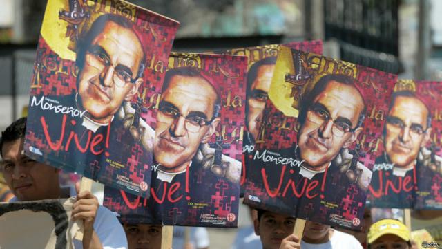 Pancartas de Romero en el 30 aniversario de su muerte