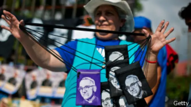 Vendedora de mercancía relacionada a Oscar Romero