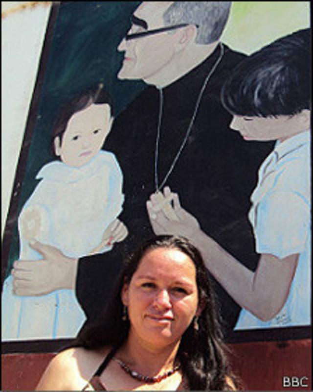 Irma frente a afiche de Romero