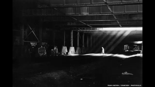 "د تونل خلک" د تیون ویوتین عکس دی. تیون ویوتین یوه کوچنۍ ډله ده چې د نیویارک ښار د ځمکې لاندې په تونلونو کې یې ژوند پیل کړی دی. د فوټو وېلې نندارتونونه د ۲۰۱۴ کال د سپټمبر له ۱۸ تر ۲۸ د نیویارک په بروکلین بریج پارک کې تر سره کېږي. 