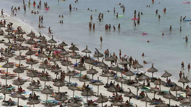 туристы на пляже