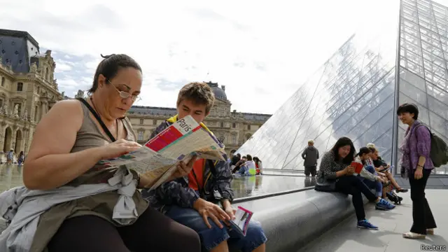 туристы с картой в Париже