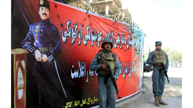 غازي امان الله خان د امیر حبیب الله خان زوی او د امیر عبدالرحمن خان لمسی دی، خو د تاریخ پوهانو په باور یې د خپل پلار او نیکه پر خلاف د انګریزانو پر وړاندې د هېواد د خپلواکۍ لپاره ډېر اوچت او اغېزمن ګامونه اخيستي دي