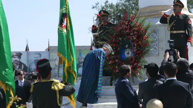 شاه امان الله لس کاله پر افغانستان واکمني وکړه . له هغه وروسته دی په کور د ننه له بغاوت سره مخامخ شو .انګیرنه دا ده چې ځینو کسانو د هغه اصلاحي پروګرامونه نه خوښول او پر وړاندې یې راپورته شول . خو په پای کې پاچا له افغانستانه ووت او ایټالیا ته ولاړ .