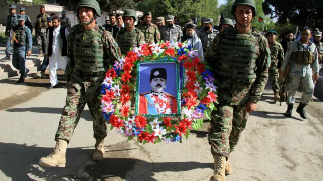 نوموړي د خپلي واکمنۍ په لس کلنه دوره کې د پوهنې په ځانګړي ډول د ښځو او نجونو لپاره د زده کړې امکانات برابر کړل، د روغتیا، بیارغونې، د رسنیو د غوړېدا، د اساسي قانون او هم د حقوقي او عدلي نظام د جوړېدو او داسي نورو ډېرو مهمو ټولنیزو برخو کې یې د پام وړ ګامونه اخيستي دي.