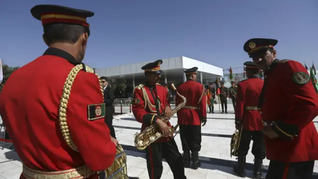 افغان حکومت تر هغې وروسته ملي جشنونه لمانځل محدود کړل چې نژدې شپږ کاله مخکې د افغان حکومت وسله والو مخالفانو د غويي د اتمې يعنې د مجاهدينو د بري د نېټې پر جشن بريد وکړ.