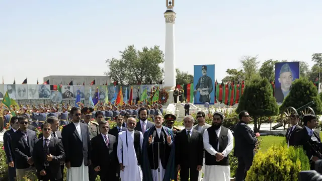 د افغانستان ولسمشر حامد کرزي د افغانستان د خپلواکۍ د ۹۵ کلیزې په لمانځغونډه کې وویل چې د ټاکنو پایلو ته په تمه دی او هیله لري چې د دواړو نوماندانو ترمنځ پرېکړه لیک پایله ولري. په دغه غونډه کې له ولسمشر کرزي سره یو ځای د افغانستان ولسمشرۍ ته نوماندان اشرف غني احمدزی او عبدالله عبدالله هم برخه اخیستې وه.