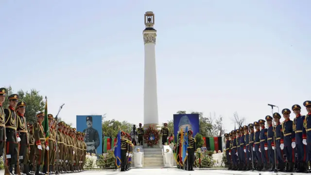 یو شمېر تاریخ پوهان وایې چې په هېواد کې د پوهنې، حقوقي او عدلي نظام رامنځ ته کول او په ځینو نورو مهمو ټولنیزو موضوع ګانو کې د غازي امان الله خان بې شمېره کارونه او اصلاحات د دې لامل شوي چې لا اوس هم د خلکو په منځ کې ځای ولري .