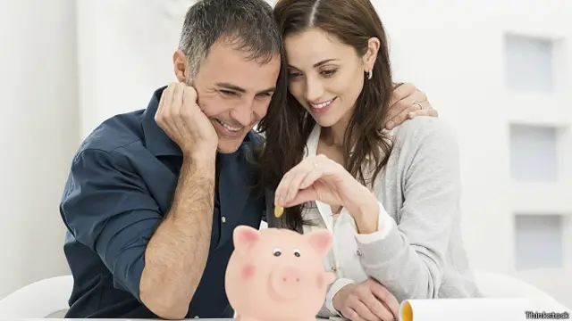 Молодая пара начинает копить деньги