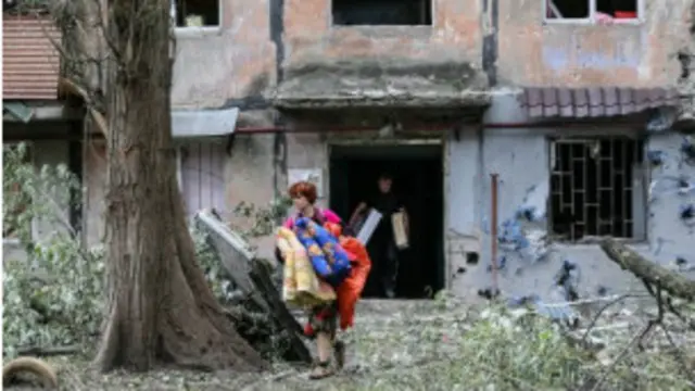 حدود ۲۵۰ هزار نفر در شرق اوکراین بدون آب و برق مانده‌اند و تامین مواد غذایی و دارو بسیار کند انجام می‌شود