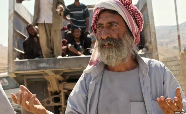 "قتل مسلحو تنظيم الدولة الإسلامية مئات الأشخاص وقطعوا الرؤوس، وسبوا مئات النساء. نحن نُقتل، الأقلية الإيزيدية تُباد"، بحسب ما ذكره اللاجئ خضير شامو البالغ من العمر 65 عاما.