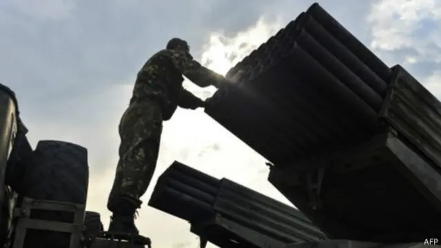 يستخدم طرفا النزاع صواريخ غراد روسية الصنع