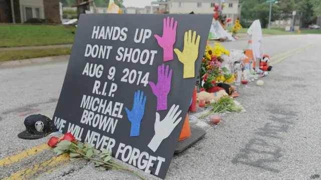 Pancarta y flores en Ferguson