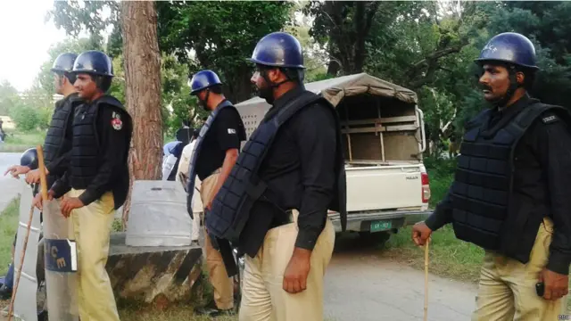 ریڈ زون میں حساس عمارتوں کی حفاظت کے لیے پولیس، رینجرز اور فوج کے دستے تعینات کیے گئے ہیں۔ اس سلسلے میں پنجاب پولیس کی بھاری نفری بھی اسلام آباد طلب کر لی گئی ہے۔