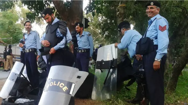 اس موقعے پر اسلام آباد میں پولیس کی بھاری نفری تعینات کی گئی ہے، جنھوں نے کسی بھی بلوے سے نمٹنے کے لیے انتظامات کر رکھے ہیں۔