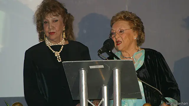 سیمین بهبهانی در کنار لعبت والا