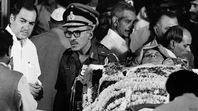 इंदिरा गाँधी के शव के साथ उनके पुत्र स्वर्गीय राजीव गाँधी