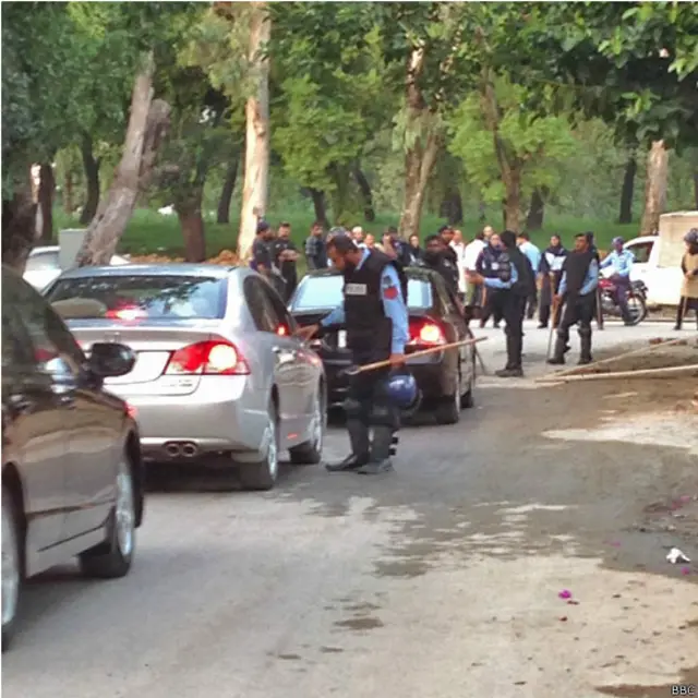 شہر بھر میں سکیورٹی کے سخت انتظامات کیے گئے ہیں اور پولیس جگہ جگہ گاڑیوں کی چیکنگ کر رہی ہے۔