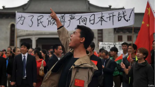 在日本问题上，邓小平也是中国近代历史上首位正式出访日本的领导人。期间，中日间签署了《中日和平友好条约》。