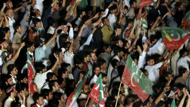 آلاف من المحتجين يحتلون طريقين كبيرين للمواصلات السريعة في إسلام أباد.