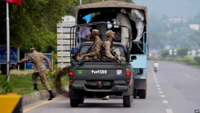 حذر عمران خان بدخول المنطقة الحمراء التي تحصنها الشرطة.