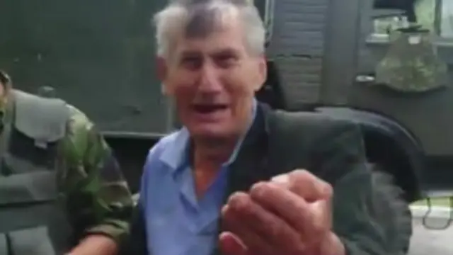 Пожилой мужчина на видеозаписи говорит, что при ударе по колонне погибли его дочь и теща