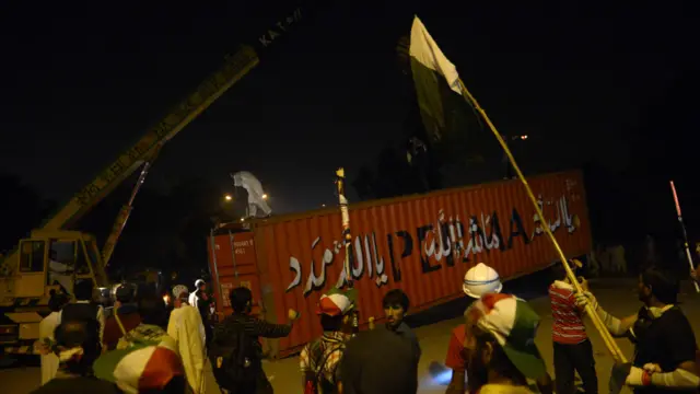 تحریک انصاف کے بعض کارکنوں نے ریڈ زون کی جانب مارچ شروع کرنے سے پہلے کشمیر ہائی وے پر درختوں کی شاخیں توڑ کر ڈنڈے تیار کیے۔