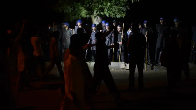 وفاقی وزیر اطلاعات پرویز رشید نے نجی ٹی وی چینل جیو سے بات کرتے ہوئے کہا ہے کہ حکومت تحمل اور برداشت سے کام لے گی۔ انھوں نے کہا ہے کہ حکومت طاقت کا استعمال نہیں کرے گی۔