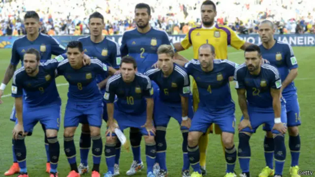 Marcos Rojo (berdiri, ujung kiri) bersama timnas Argentina di final PD 2014.